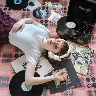 built-in-speakers-suitcase-record-player-7 - Retrolife Official Store